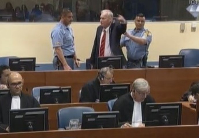 INCIDENT NA SUĐENJU: Evo šta je Ratko Mladić vikao prije nego što su ga izbacili iz sudnice (VIDEO)