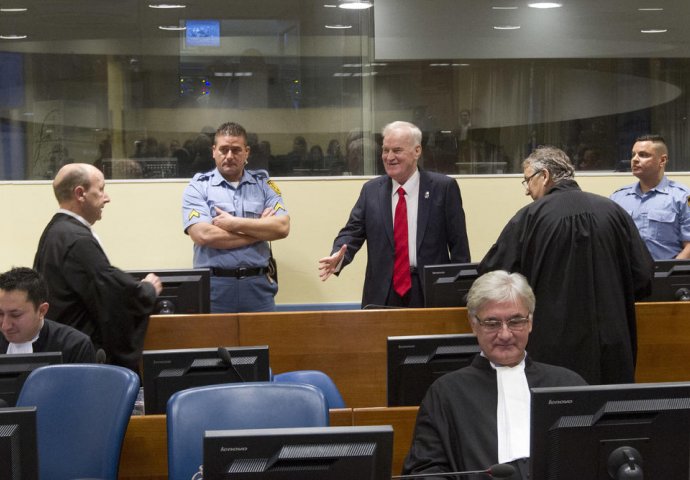 Ratko Mladić je ušao u sudnicu, a onda se okrenuo ka publici I POKAZAO IM OVO!