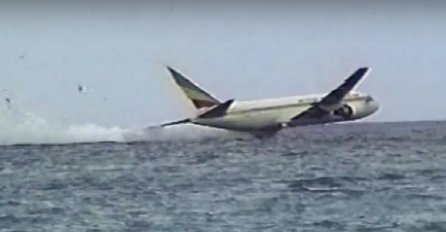 OVAKO IZGLEDA PRISILNO SLIJETANJE U VODU: Oteli avion 'naoružani' papirnatom vrećicom i bocom alkohola, stradalo 125 putnika