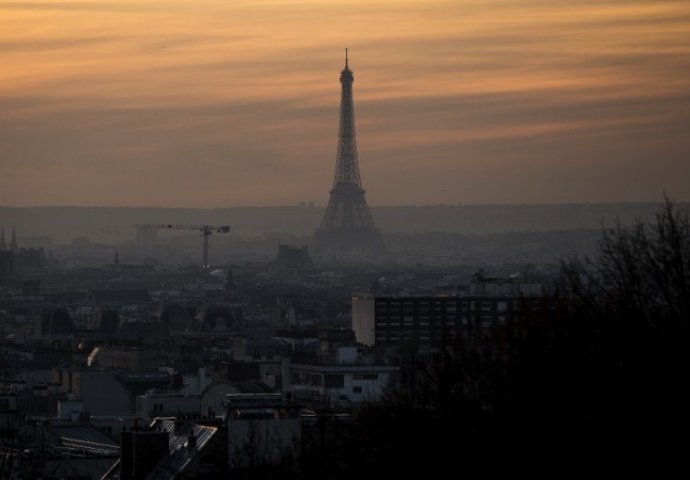 U ponoć Eiffelov toranj bez svjetla u znak solidarnosti sa žrtvama napada na džamiju