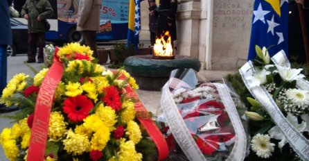 Polaganjem cvijeća kod "Vječne vatre" obilježen Dan državnosti/ Izetbegović: Ovo je naša jedina domovina!