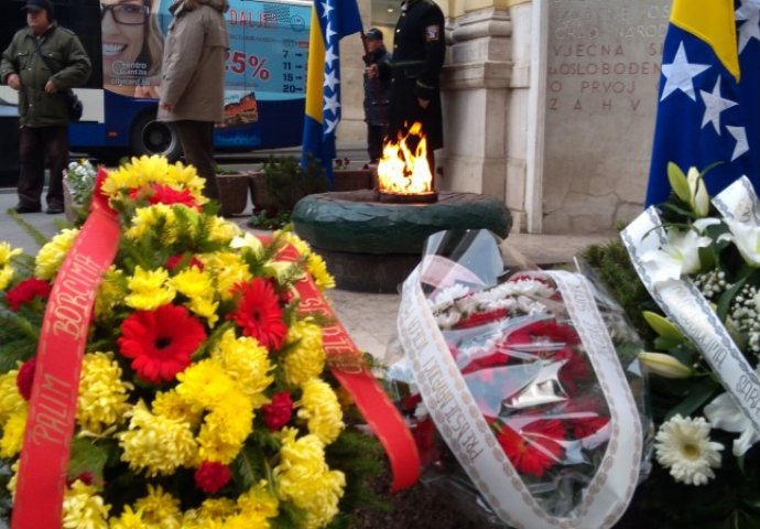 Polaganjem cvijeća kod "Vječne vatre" obilježen Dan državnosti/ Izetbegović: Ovo je naša jedina domovina!