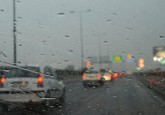 STANJE NA PUTEVIMA: Vozačima se savjetuje oprez, na većini puteva u BiH jutros se saobraća po mokrom i klizavom kolovozu