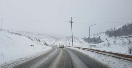 VOZAČE SE POZIVA NA OPREZ: Zbog snježnih padavina sporije se saobraća u zapadnim i centralnim krajevima