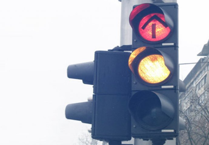 STO POSTO BOSANAC: Zanimljiv natpis na semaforu do suza doveo regiju! (FOTO)