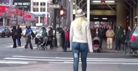 Prošetala je gradom bez hlača, ali to niko nije primijetio, evo zbog čega! (VIDEO)