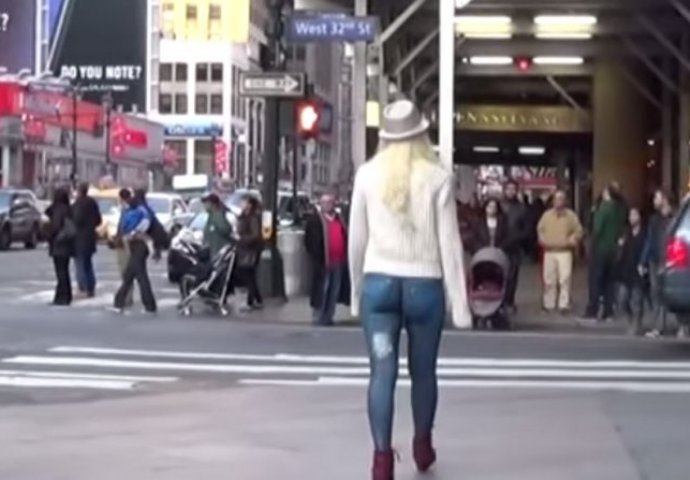 Prošetala je gradom bez hlača, ali to niko nije primijetio, evo zbog čega! (VIDEO)