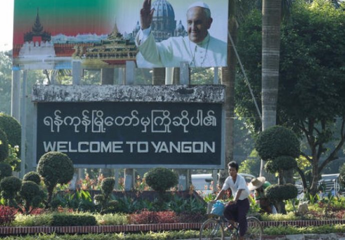 Papa Franjo stigao u posjetu Mijanmaru