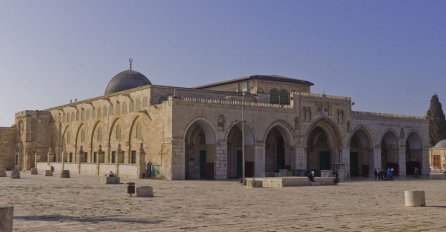 Izraelski doseljenici i obavještajci opet provalili u kompleks džamije al-Aqsa