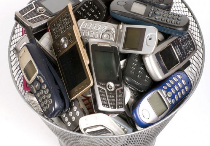Današnji ''pametni telefoni'' samo što ne jedu za nas, ali znate li kako je izgledao prvi mobitel ikada?