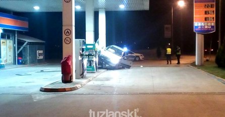 SAOBRAĆAJNA NESREĆA: Izgubio kontrolu nad automobilom i zabio se u aparat za točenje goriva!