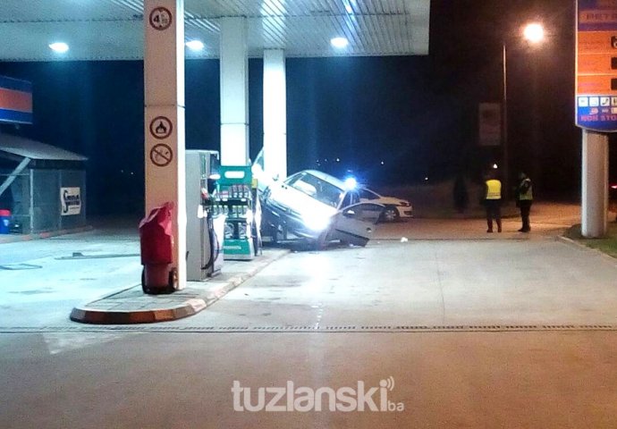 SAOBRAĆAJNA NESREĆA: Izgubio kontrolu nad automobilom i zabio se u aparat za točenje goriva!