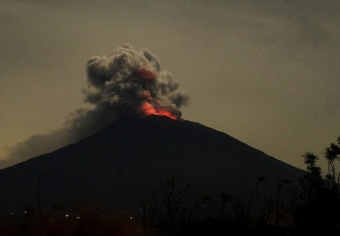 Aerodrom na Baliju ponovo se otvara, ali vulkan još izbacuje pepeo