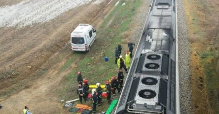 TRAGEDIJA: Voz iskočio iz šina, 21 osoba povrijeđena