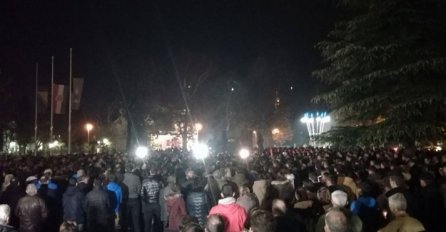 U Mostaru na jednu stranu zapaljene svijeće za osuđenu hašku šestorku, na drugoj strani isto podrška, samo ne njima!.