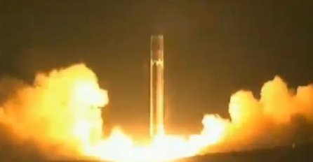 DO SADA NEVIĐEN SNIMAK: Ovako izgleda Kimova raketa koja "može da POGODI AMERIKU" (VIDEO)