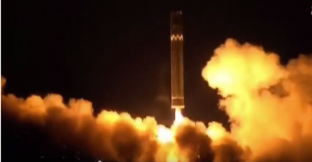 Objavljena snimka lansiranja rakete Sjeverne Koreje: "Može doseći istočnu obalu SAD-a"  (VIDEO)