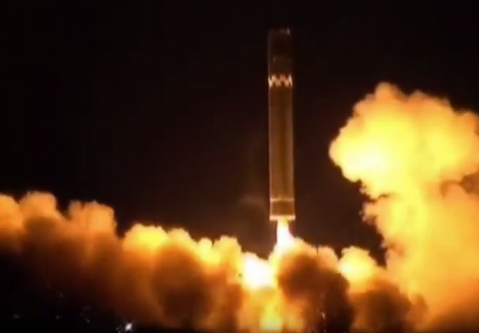 Objavljena snimka lansiranja rakete Sjeverne Koreje: "Može doseći istočnu obalu SAD-a"  (VIDEO)
