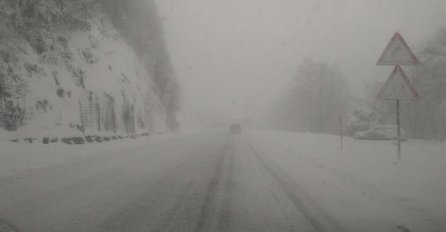 UPALJEN CRVENI METOALARM: Pojedina područja u BiH očekuju OPASNE VREMENSKE NEPRILIKE!