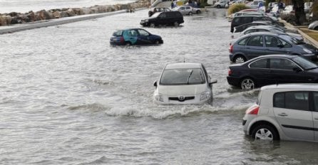 VELIKO NEVRIJEME U REGIONU: Vodene bujice nose automobile, mještani ne spavaju od straha!