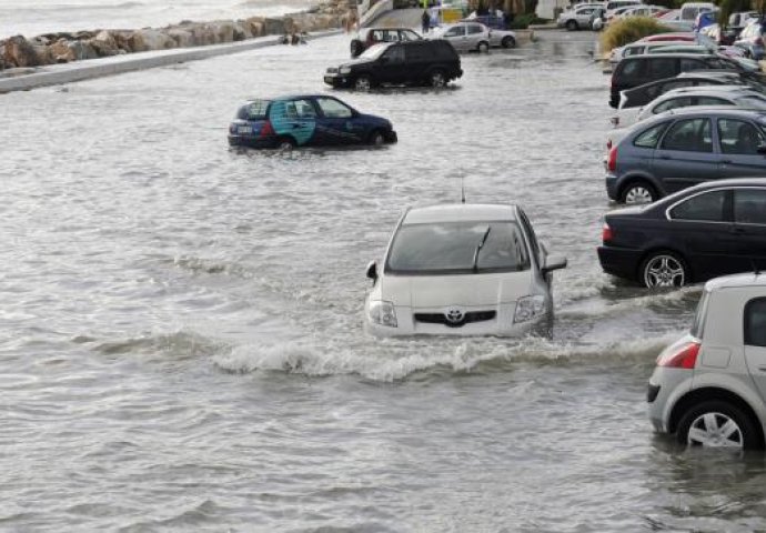 VELIKO NEVRIJEME U REGIONU: Vodene bujice nose automobile, mještani ne spavaju od straha!