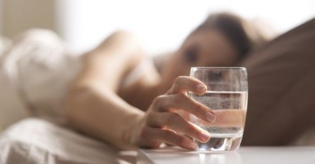 Stavljate li i vi pored sebe čašu vode prije spavanja? NISTE SVJESNI KAKVU GREŠKU ČINITE!