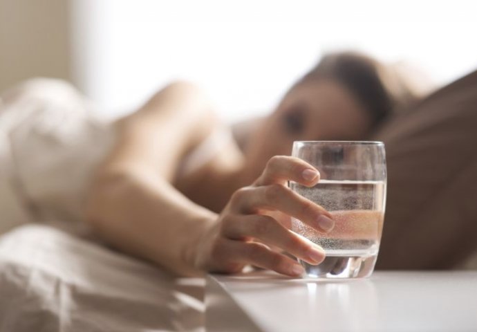 Stavljate li i vi pored sebe čašu vode prije spavanja? NISTE SVJESNI KAKVU GREŠKU ČINITE!