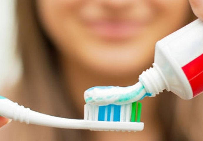 OGREBOTINE NESTAJU, SJAJ ZAGARANTOVAN: 6 fantastičnih načina za upotrijebiti pastu za zube u kućanstvu!