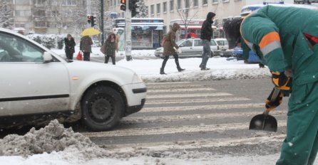 STANJE NA PUTEVIMA: Kolovozi mokri, poledica u noćnim satima