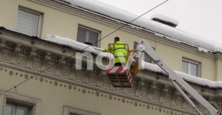 VELIKA OPASNOST ZA ŠETAČE: Počelo uklanjanje snijega i ledenica sa krovova zgrada u Sarajeva (FOTO)