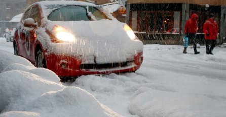 Evo kako jednostavno očistiti automobil od snijega i leda