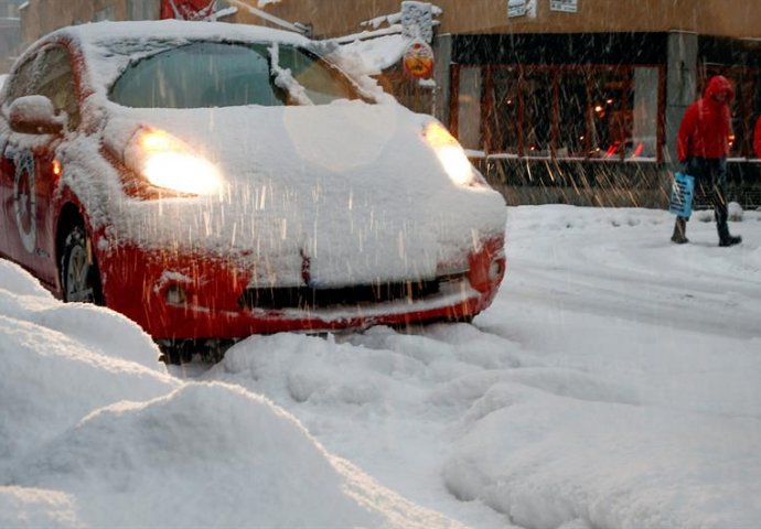 Evo kako jednostavno očistiti automobil od snijega i leda