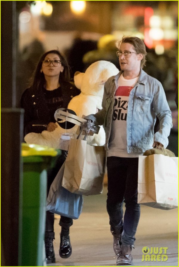 macaulay-culkin-brenda-song-paris-photos-07