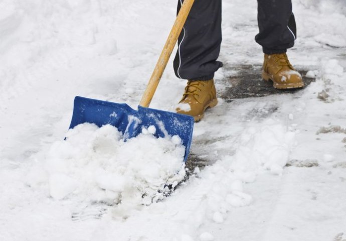 OLAKŠAJTE SI POSAO: Super trik kako da se snijeg ne lijepi za lopatu