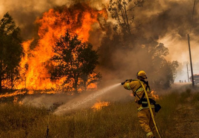 Veliki požar u Kaliforniji proširio se do Los Angelesa