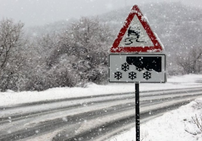 OPREZ NA CESTAMA: Snijega ima baš svugdje, zimski uvjeti čak i na ovom području