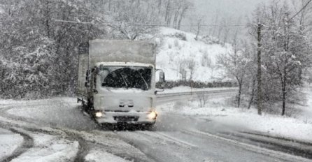 Oprezna vožnja zbog snijega i mokrih kolovoza u BiH