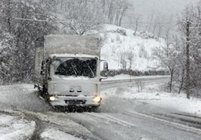 Oprezna vožnja zbog snijega i mokrih kolovoza u BiH