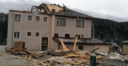 NEZAPAMĆENO NEVRIJEME: Vjetar čupao stabla, skidao krovove sa kuća!