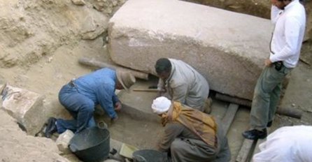 Arheolozi u Egiptu otkrili drevne grobnice i mumiju staru 3500 godina