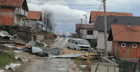 VANREDNO U CIJELOJ ZEMLJI: Vjetar rušio drveće, krovove i fasade