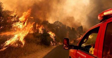 NEZAPAMĆENI POŽARI U KALIFORNIJI BUKTE I DALJE: Evakuisano desetine hiljada ljudi!