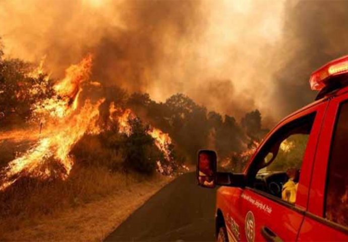 NEZAPAMĆENI POŽARI U KALIFORNIJI BUKTE I DALJE: Evakuisano desetine hiljada ljudi!