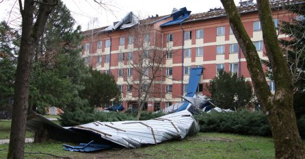 OVO U BANJALUCI JOŠ NIJE ZABILJEŽENO: Vjetar puhao 116 km/h, napravio haos na studentskom domu (FOTO)