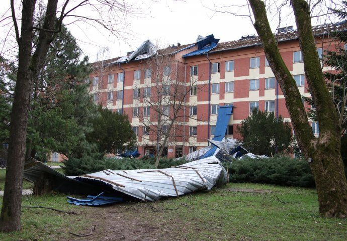 OVO U BANJALUCI JOŠ NIJE ZABILJEŽENO: Vjetar puhao 116 km/h, napravio haos na studentskom domu (FOTO)