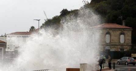 VELIKA OLUJA PUSTOŠI ZEMLJU: Bez struje ostalo više od od 36.000 kuća, vlada opšta panika (VIDEO)
