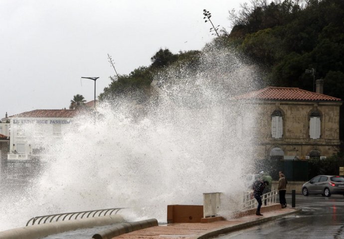 VELIKA OLUJA PUSTOŠI ZEMLJU: Bez struje ostalo više od od 36.000 kuća, vlada opšta panika (VIDEO)