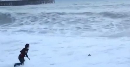 ŽENA SE BACILA U LEDENU VODU I RIZIKOVALA SVOJ ŽIVOT: Kada pogledate snimak do kraja, sigurno ćete zaplakati (VIDEO)