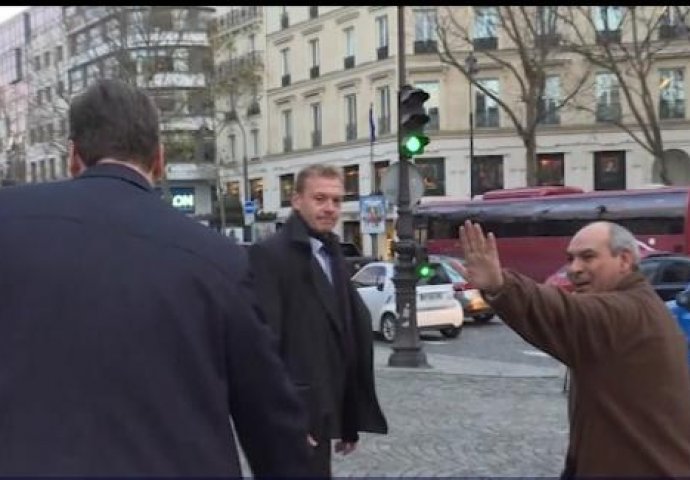 ZBOG VUČIĆA ZAUSTAVIO SAOBRAĆAJ U PARIZU: Vozač kamiona napravio pometnju samo da bi pozdravio 'zemljaka'  (VIDEO)