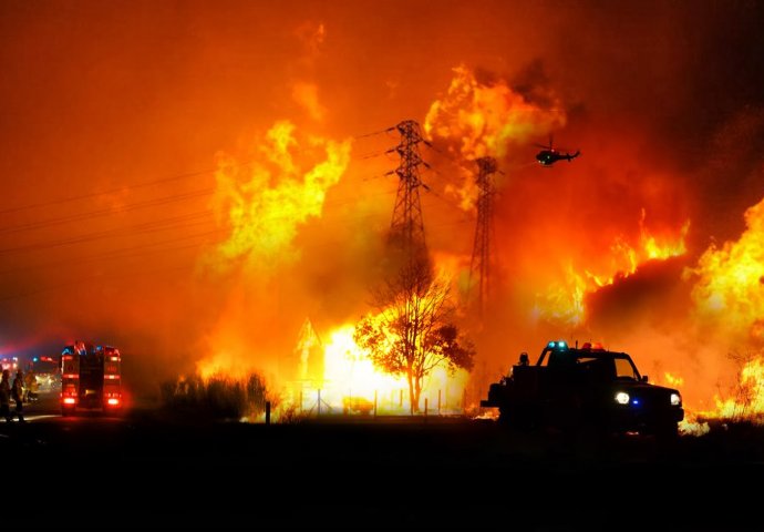 Požar i dalje guta sve pred sobom oko Los Angelesa, evakuira se i dio Santa Barbare